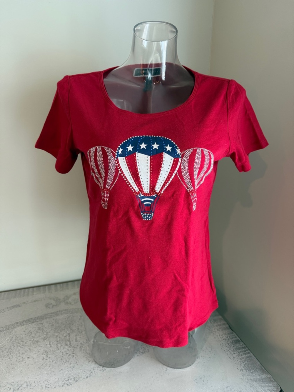 Karen Scott Red Short Sleeve Tee with Patriotic Hot Air Balloons Sz Medium.